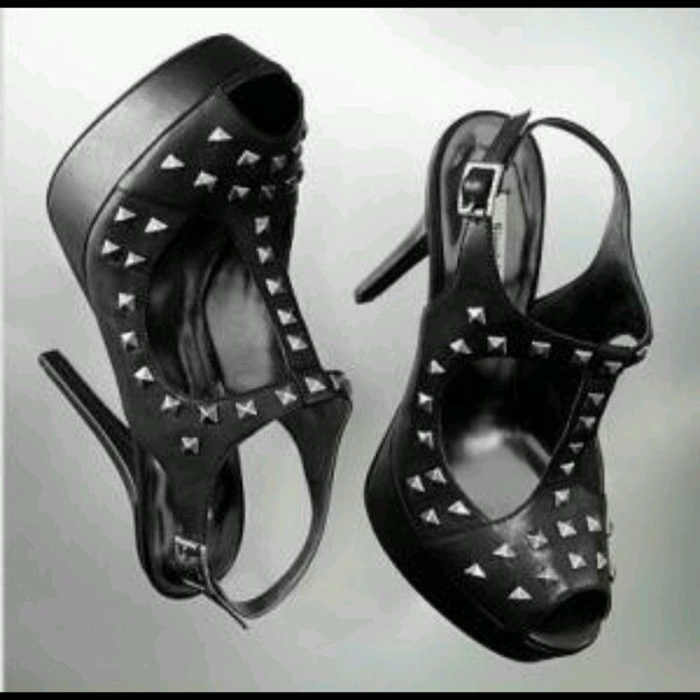 Simply Vera wang studded sandals size 8